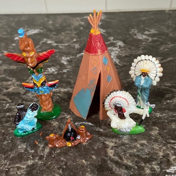 Other - Vintage Hong Kong plastic Native American figurine set euc